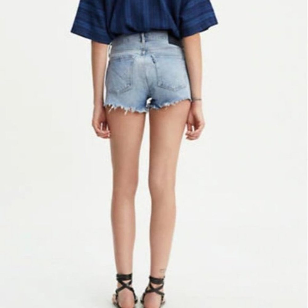 Levi's High Rise Cheeky Frayed Shorts Size 25 - Picture 2 of 7